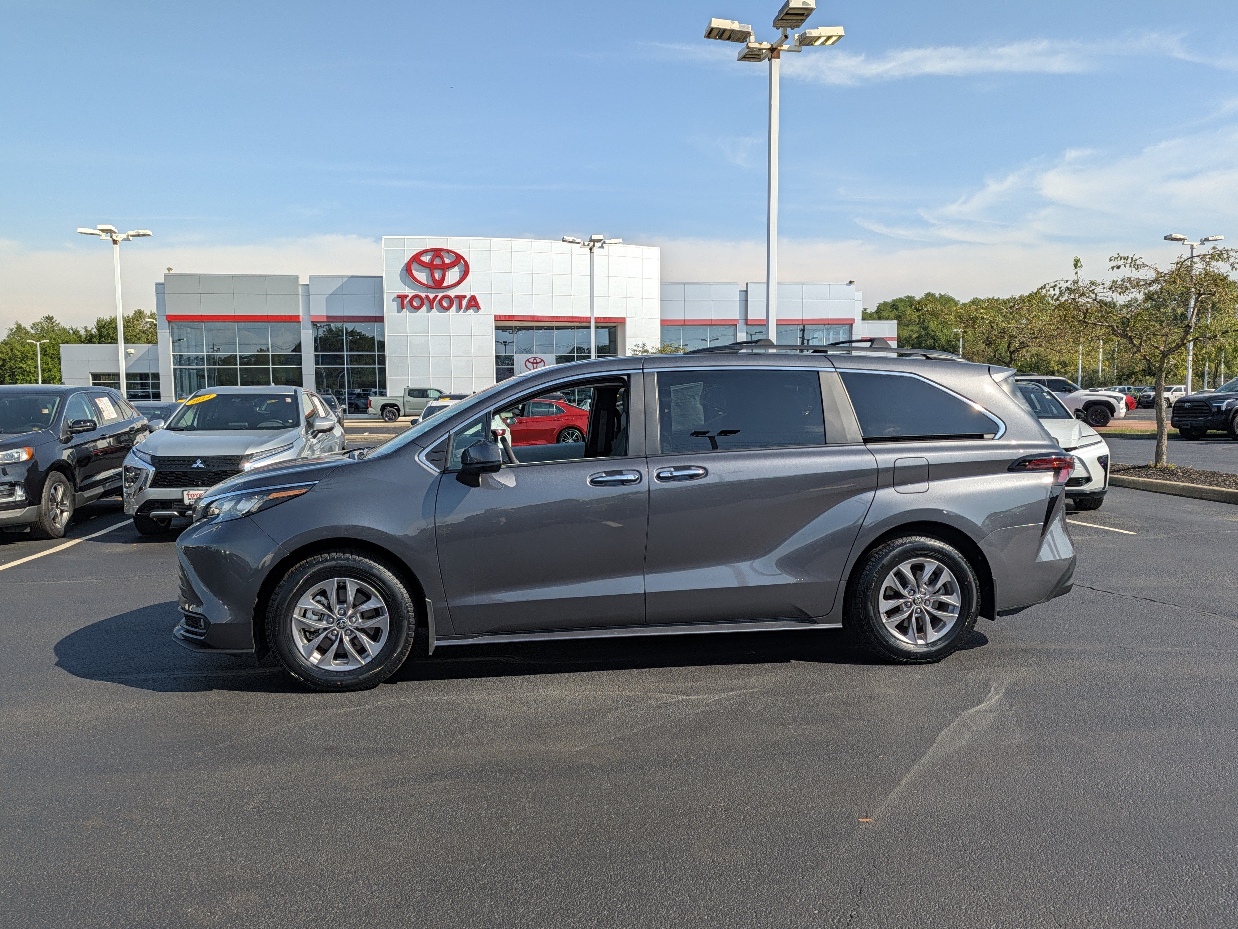 Certified 2025 Toyota Sienna XLE w/ XLE Plus Package AWD/4WD image 5