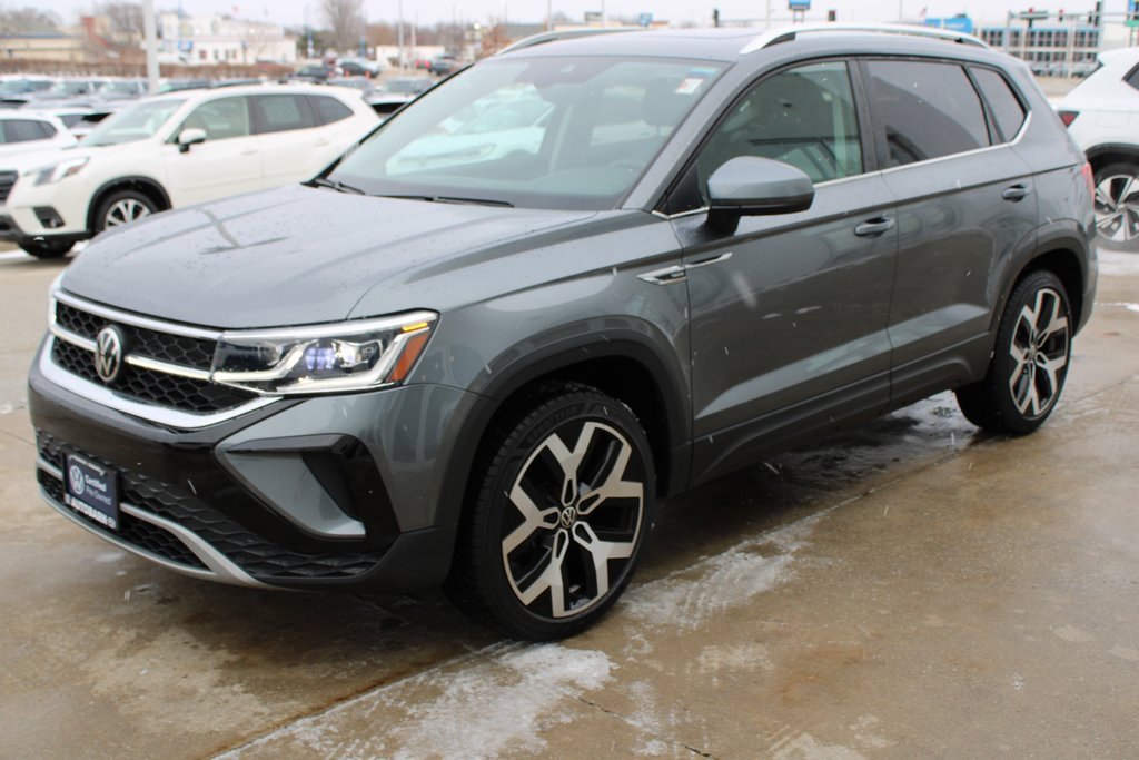 Certified 2022 Volkswagen Taos SEL image 3