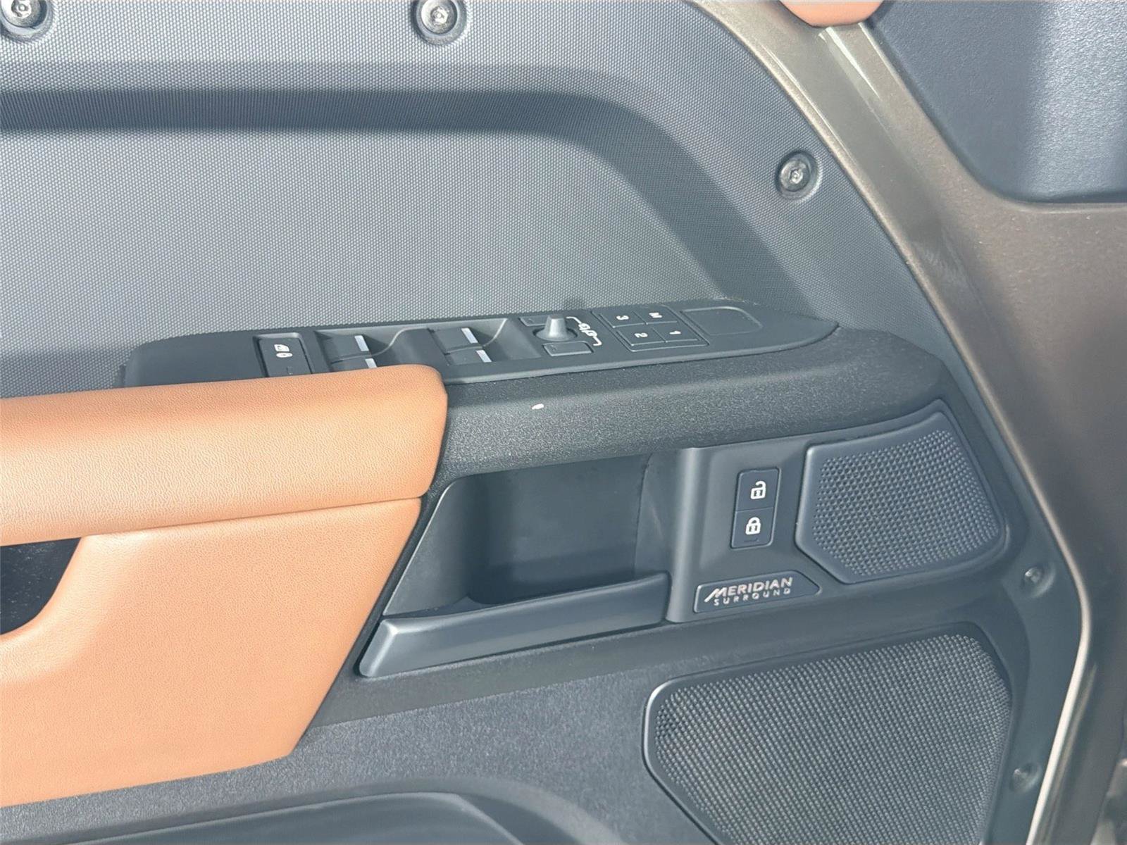 Certified 2025 Land Rover Defender 110 AWD/4WD image 17