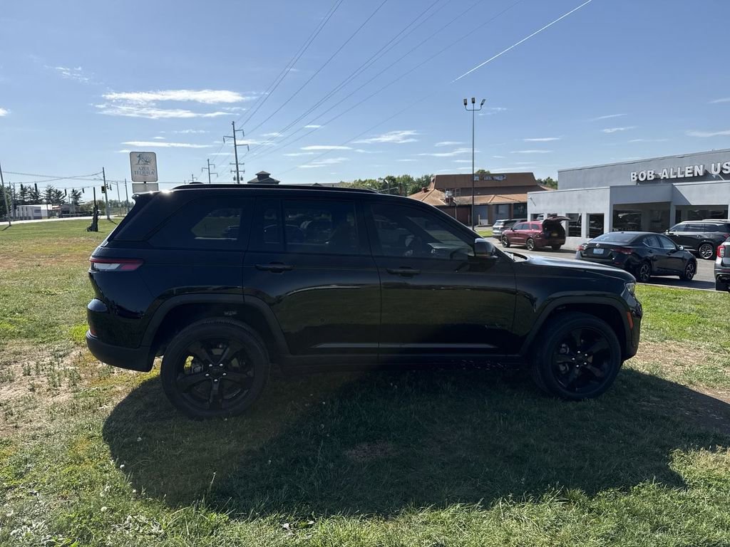 Used 2023 Jeep Grand Cherokee Altitude image 14