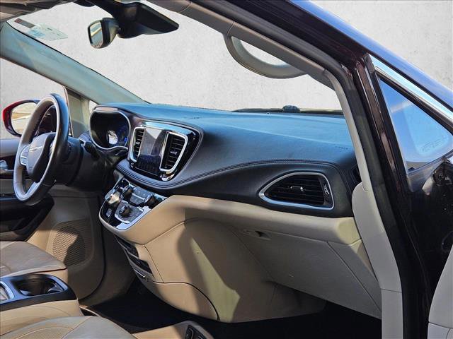 Used 2017 Chrysler Pacifica Limited image 25