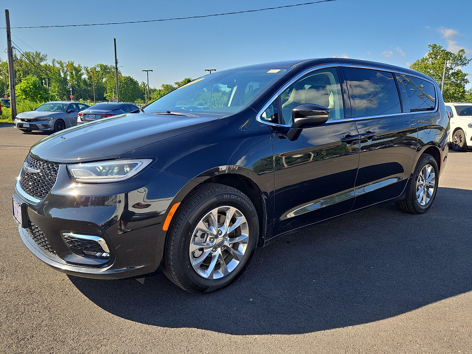 Used 2023 Chrysler Pacifica Touring-L AWD/4WD image 3