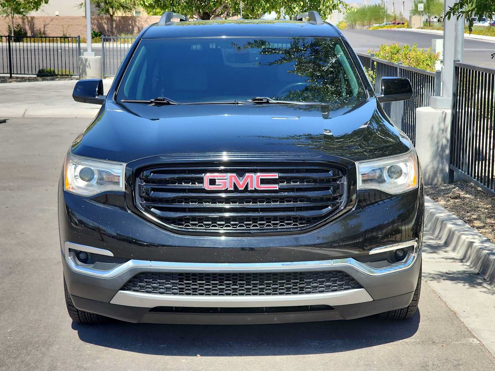 Used 2018 GMC Acadia SLT w/ LPO, Black Accent Package FWD image 3
