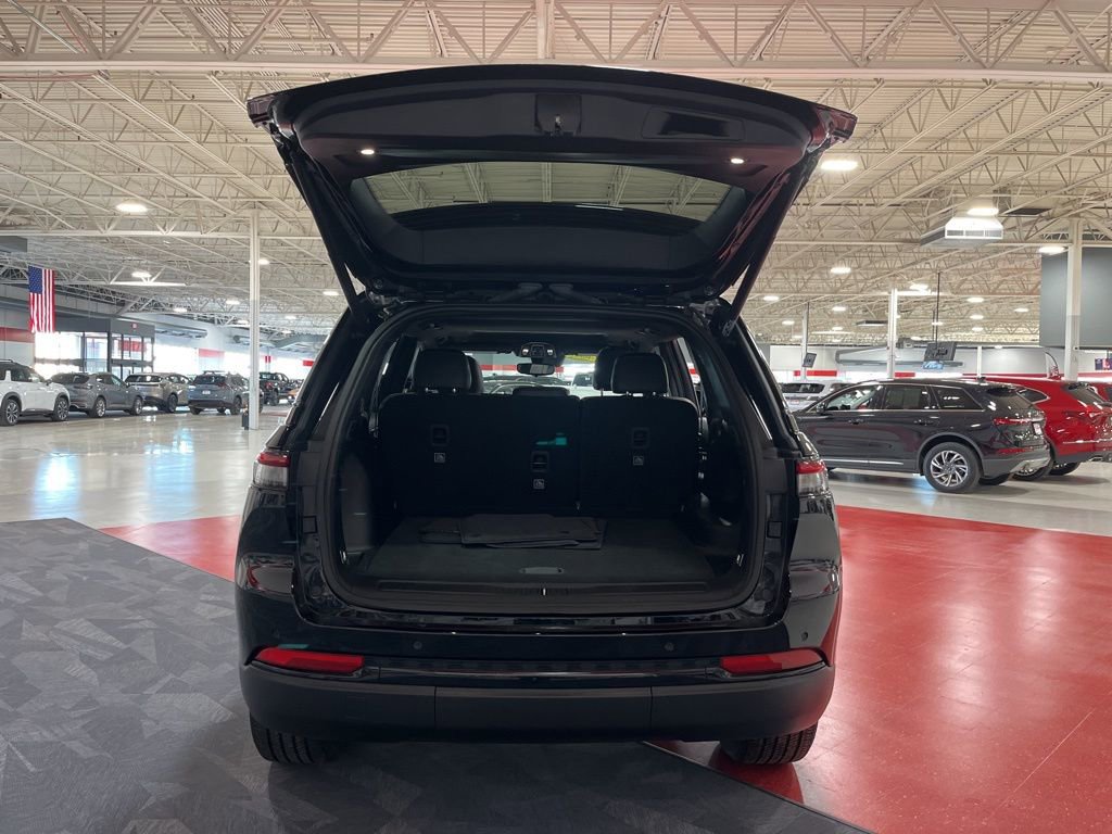 Used 2023 Jeep Grand Cherokee Altitude image 13