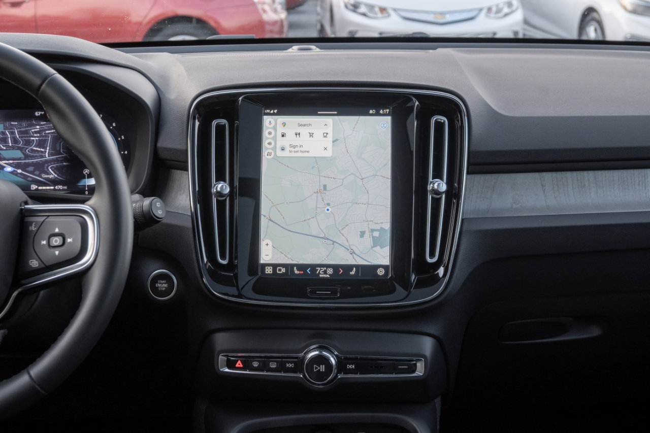 Used 2023 Volvo XC40 B5 Plus image 28