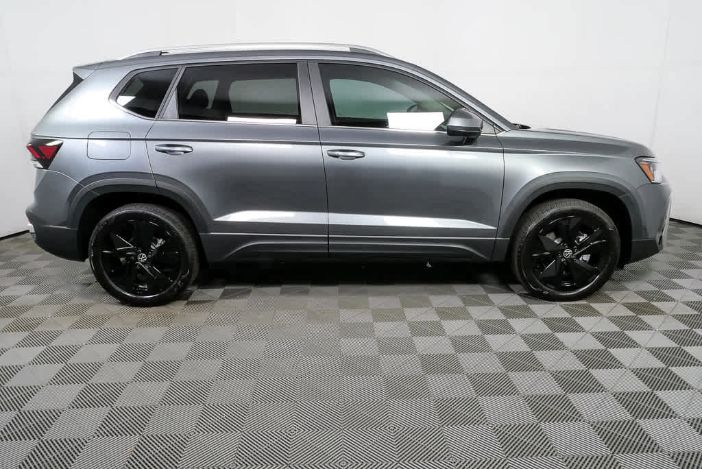 New 2026 Volkswagen Taos SE FWD image 2