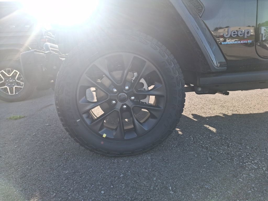 New 2025 Jeep Wrangler Unlimited Sahara image 12