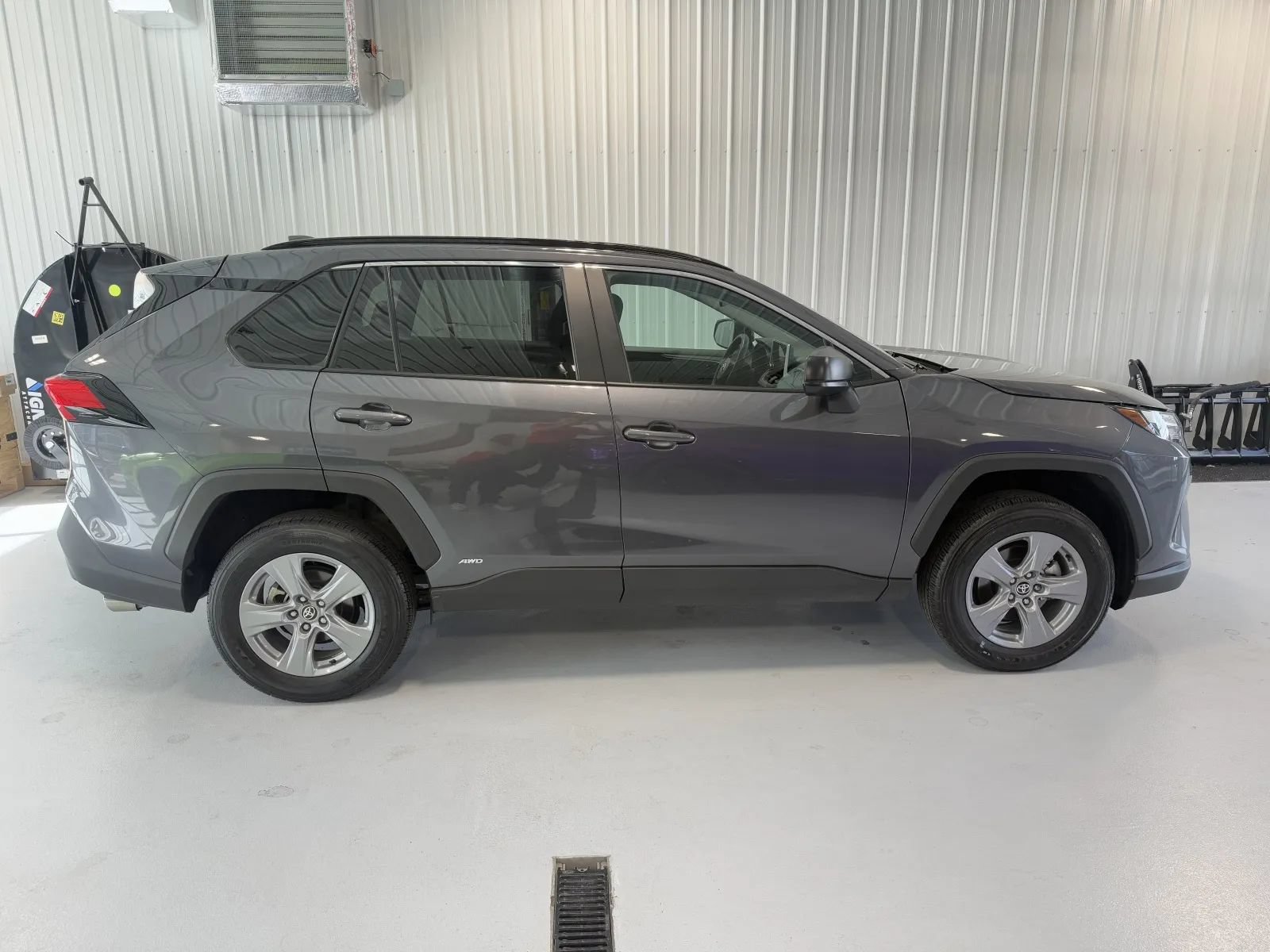 Used 2025 Toyota RAV4 LE AWD/4WD image 2