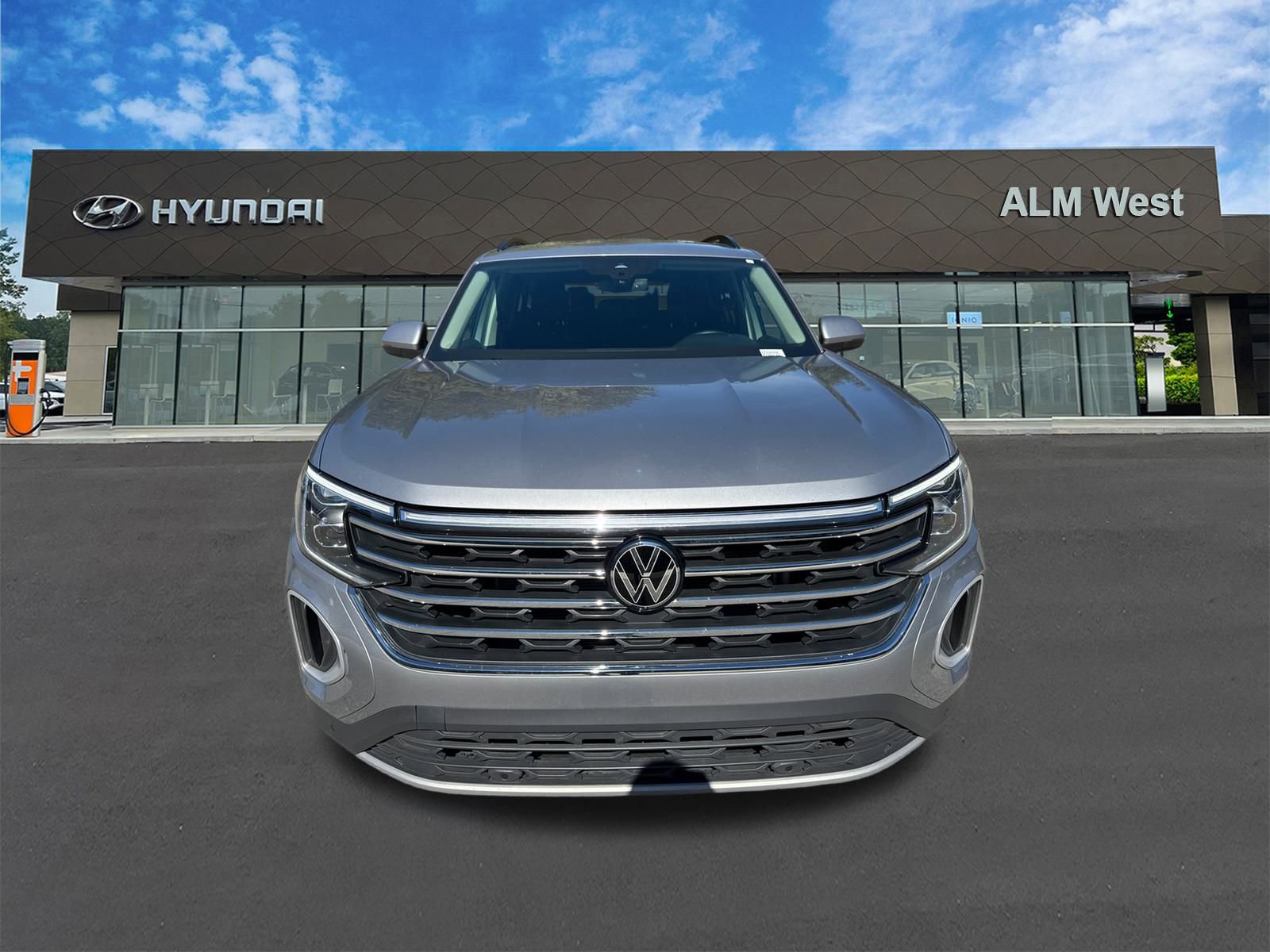 Used 2025 Volkswagen Atlas SE image 2