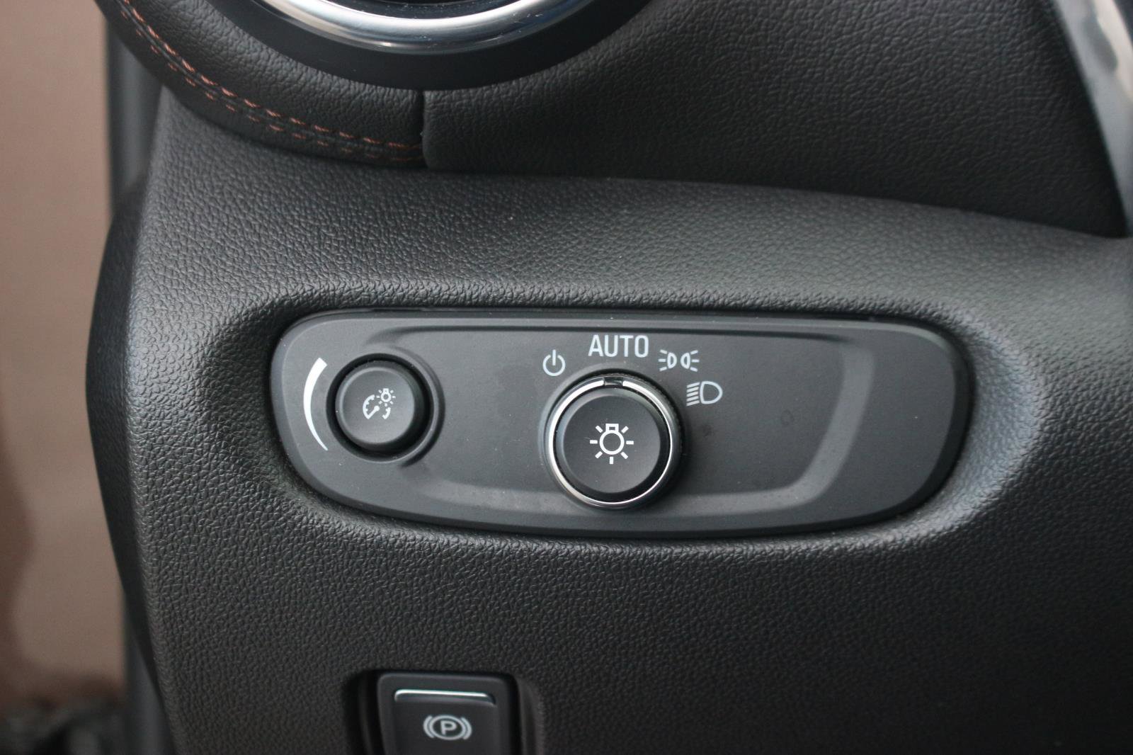 Used 2019 Chevrolet Blazer Premier image 32