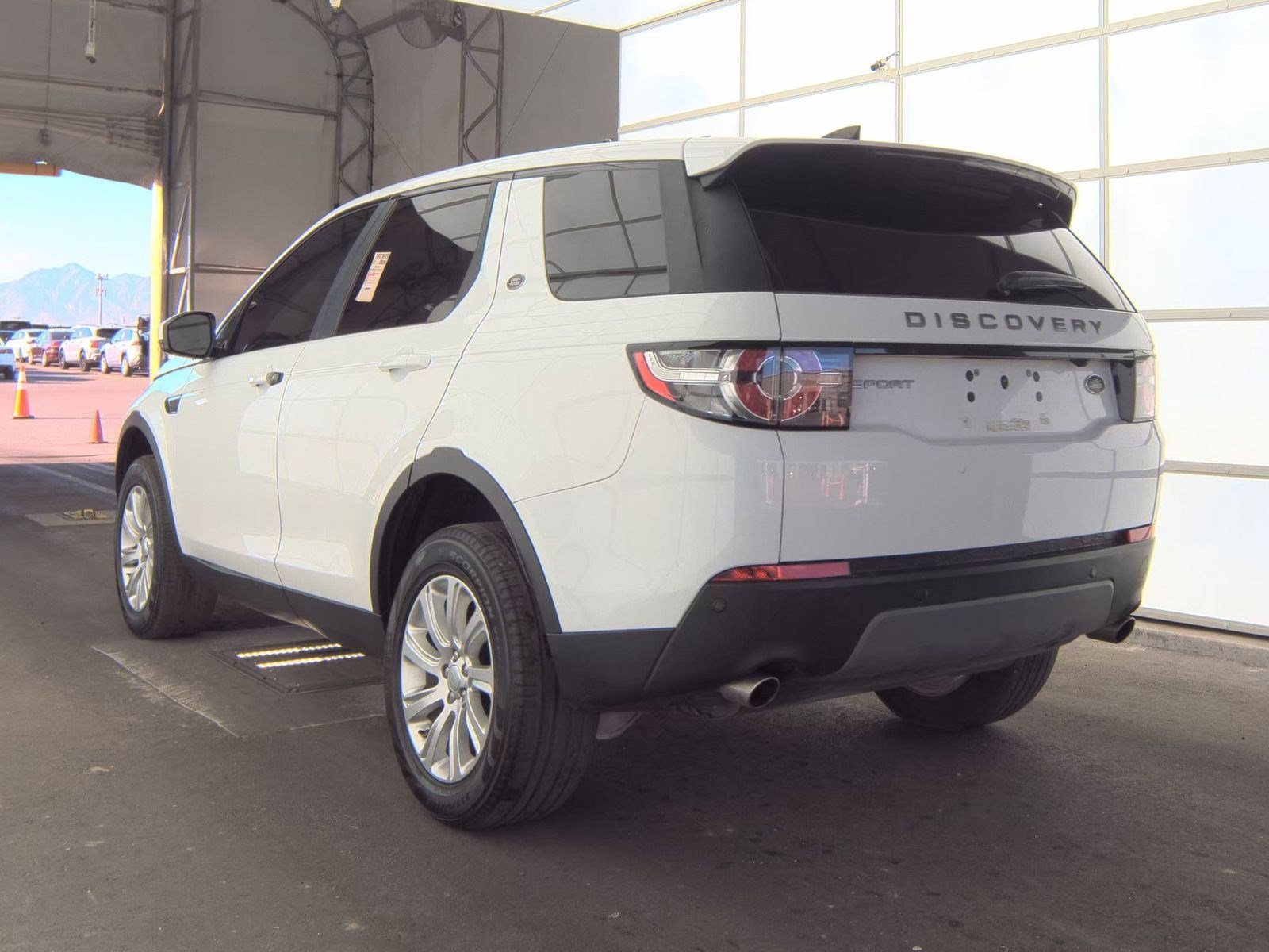 Used 2019 Land Rover Discovery Sport SE image 7