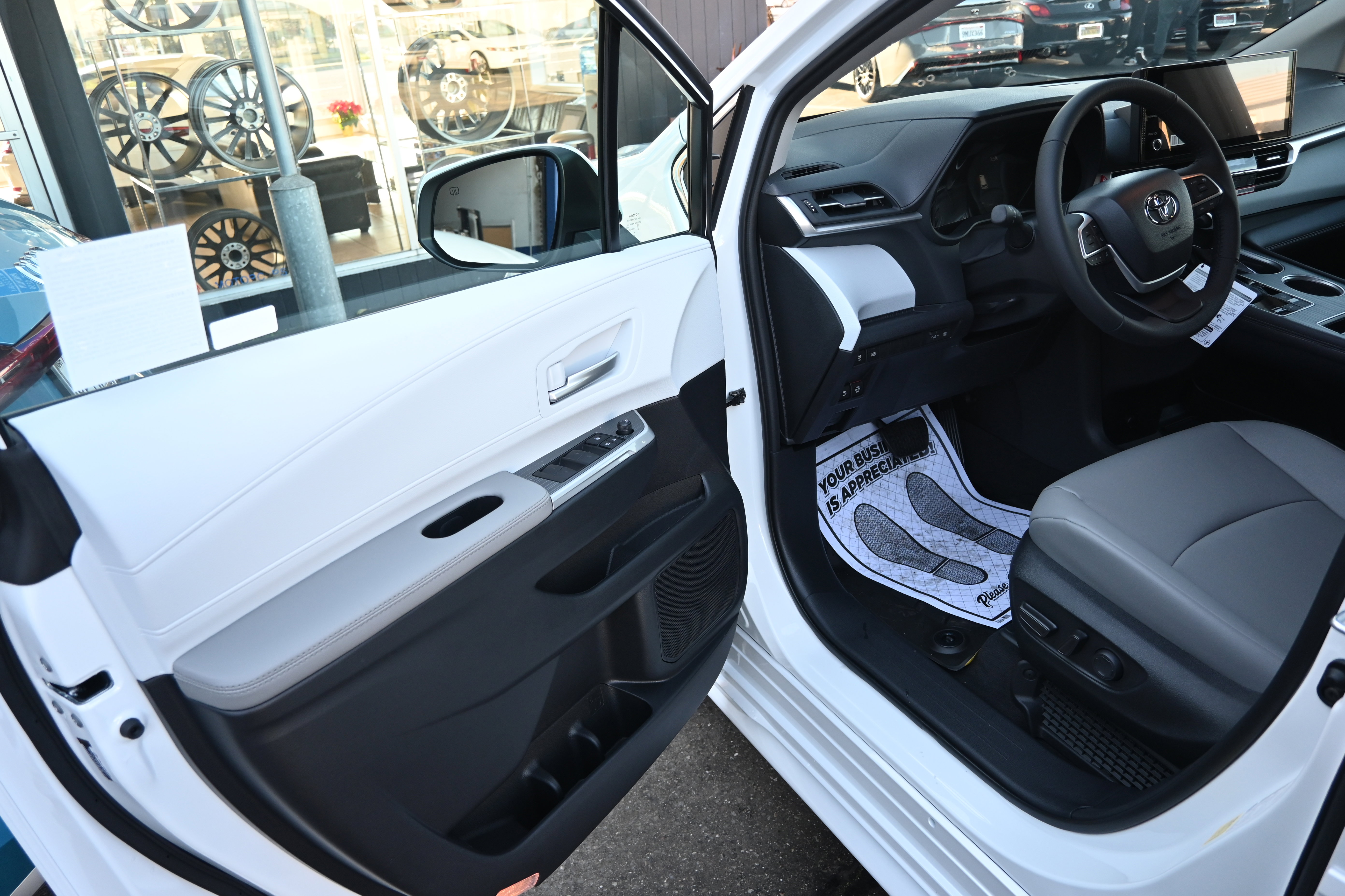 Used 2026 Toyota Sienna XLE image 19