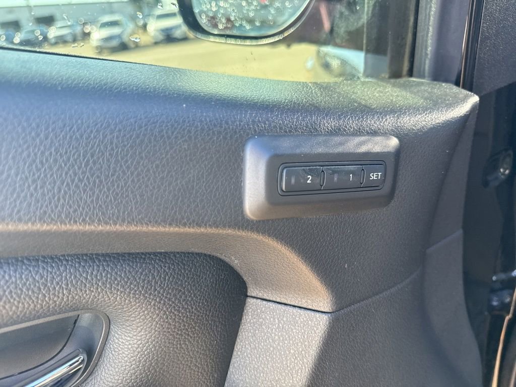 Used 2019 Nissan Titan SL w/ Midnight Edition AWD/4WD image 17