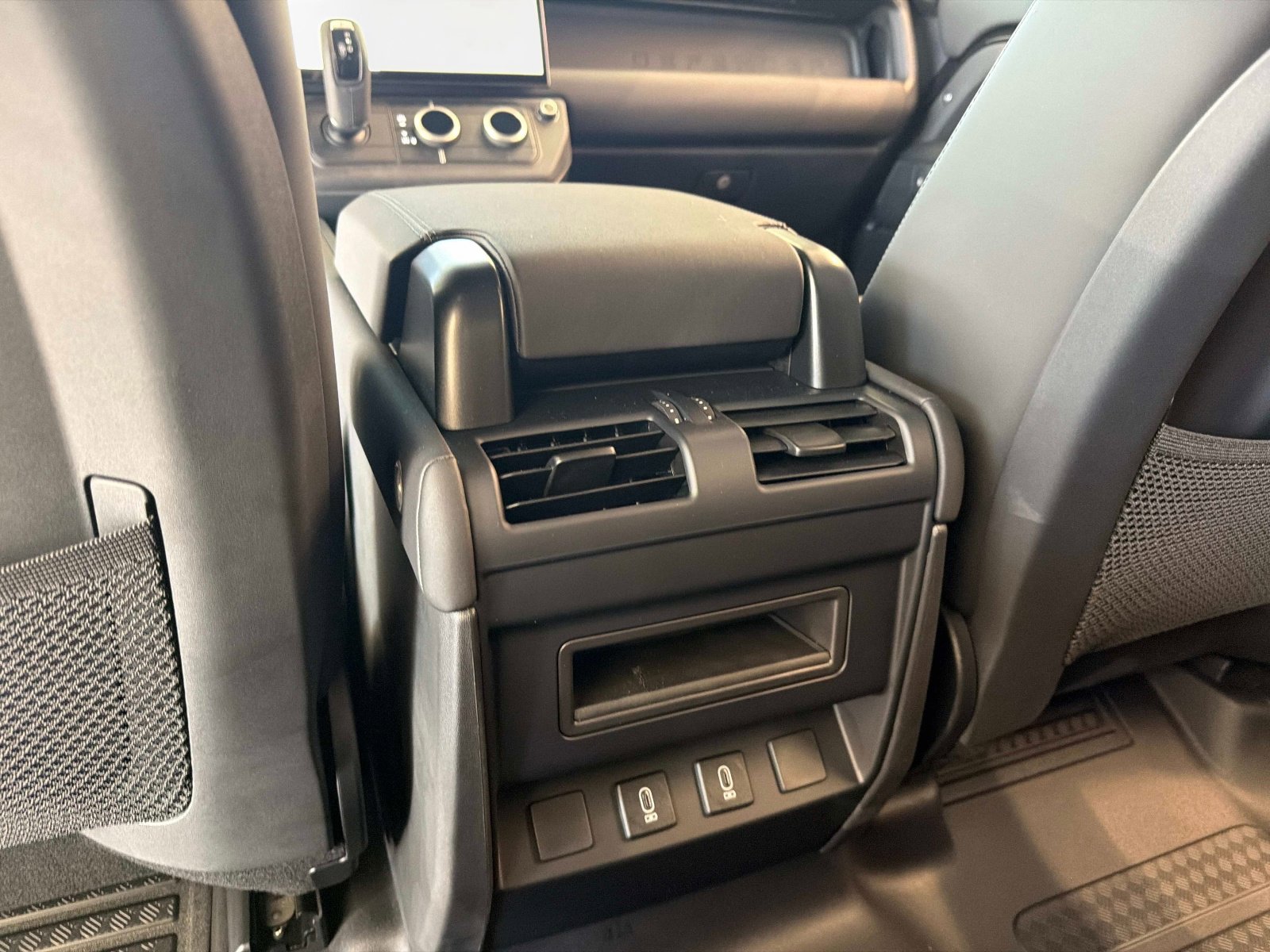 New 2026 Land Rover Defender 110 X-Dynamic SE image 15