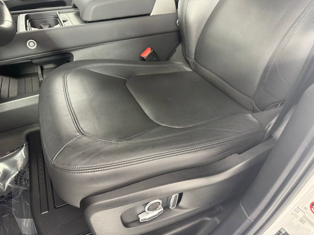 Used 2023 Land Rover Defender 130 SE image 17