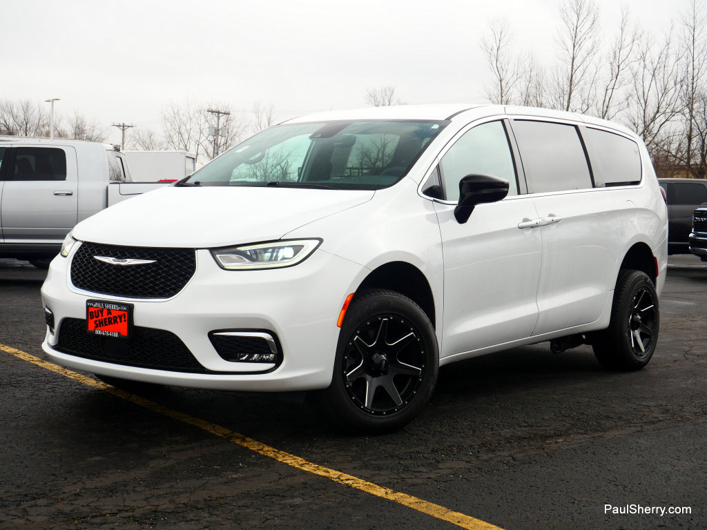 Used 2024 Chrysler Pacifica Touring image 21