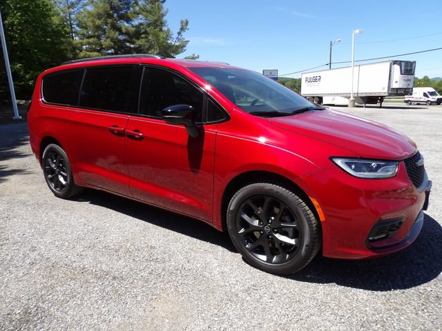 New 2026 Chrysler Pacifica Limited w/ Uconnect Theater Family Group AWD/4WD image 6