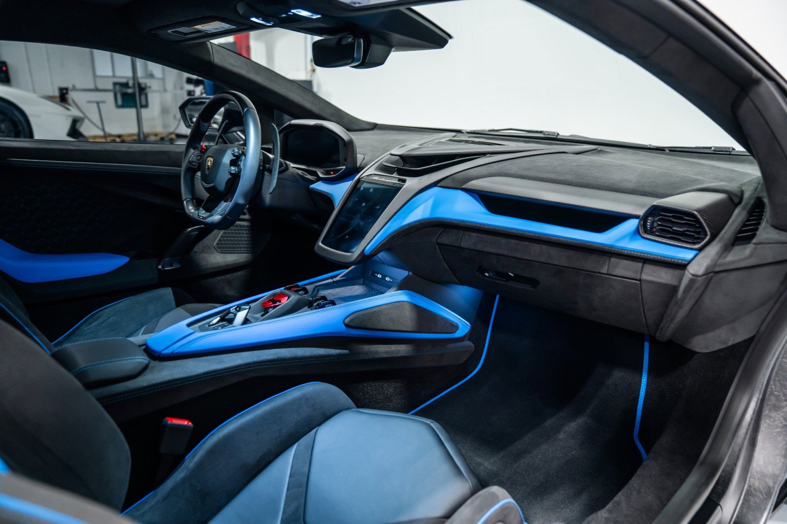 Used 2025 Lamborghini Revuelto image 12