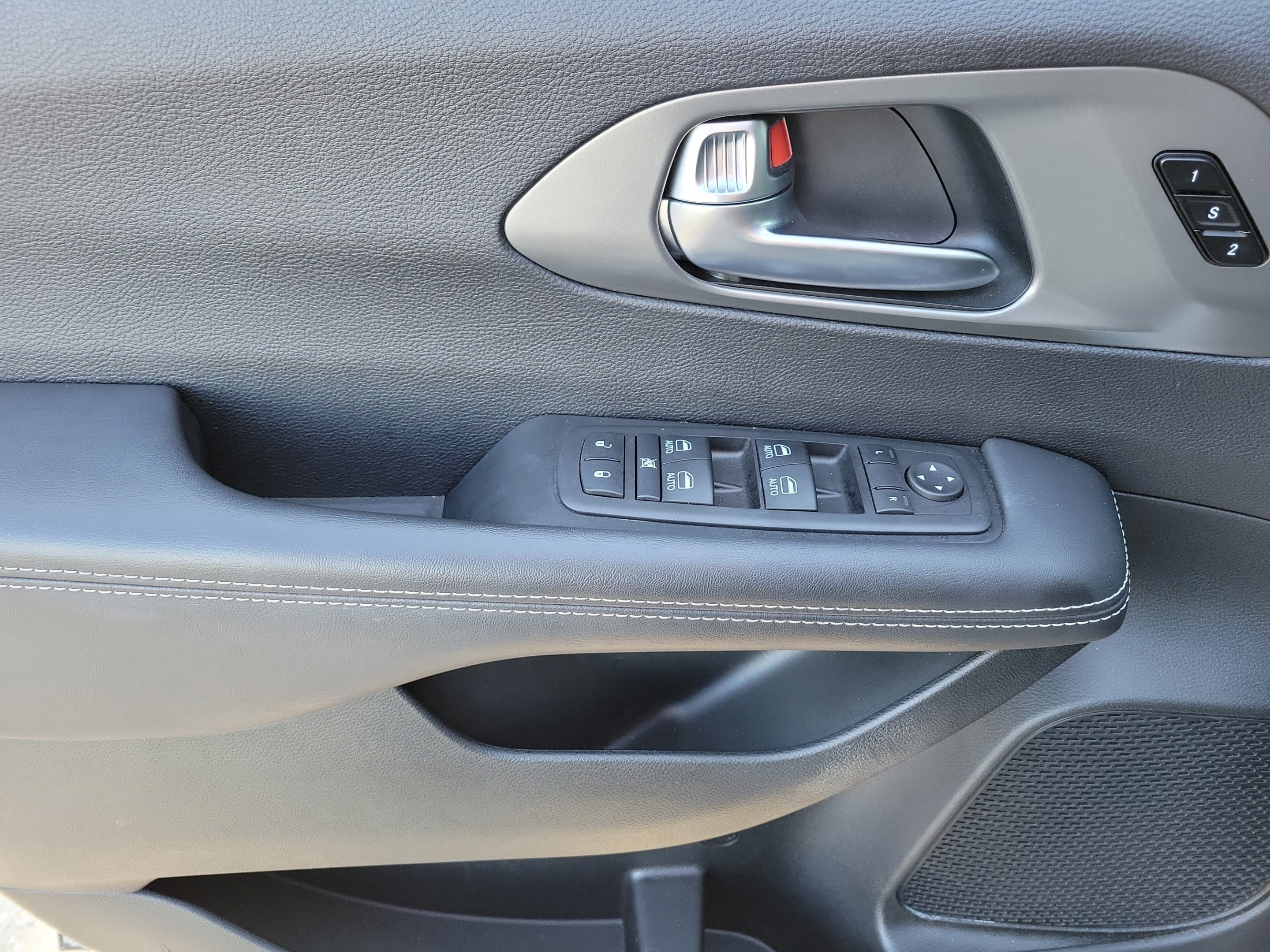 Used 2025 Chrysler Pacifica Select FWD image 15