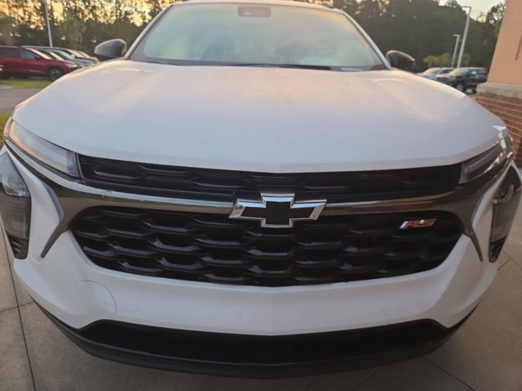 Used 2025 Chevrolet Trax RS FWD image 9