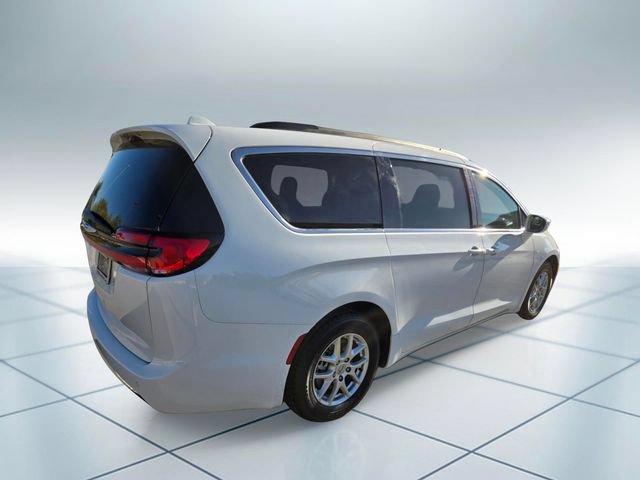 Used 2022 Chrysler Pacifica Touring-L FWD image 4