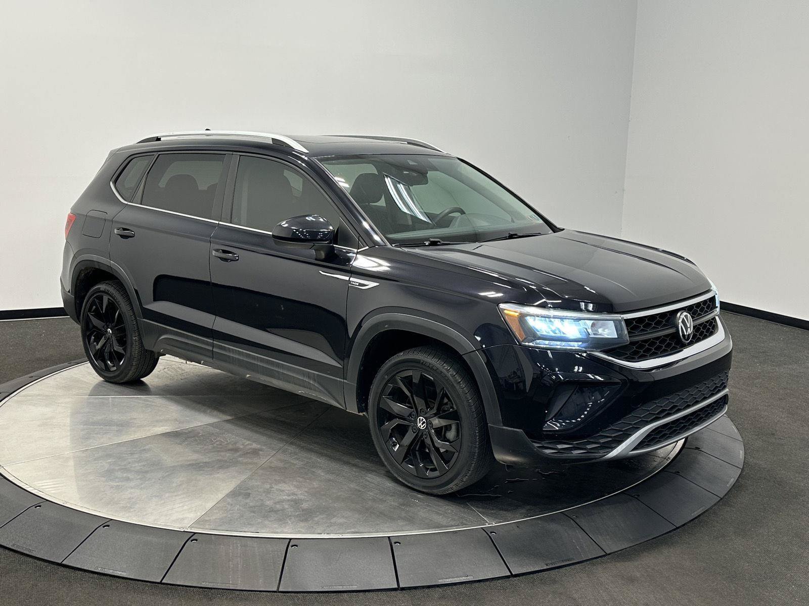 Used 2022 Volkswagen Taos SE w/ Panoramic Sunroof Package FWD image 2
