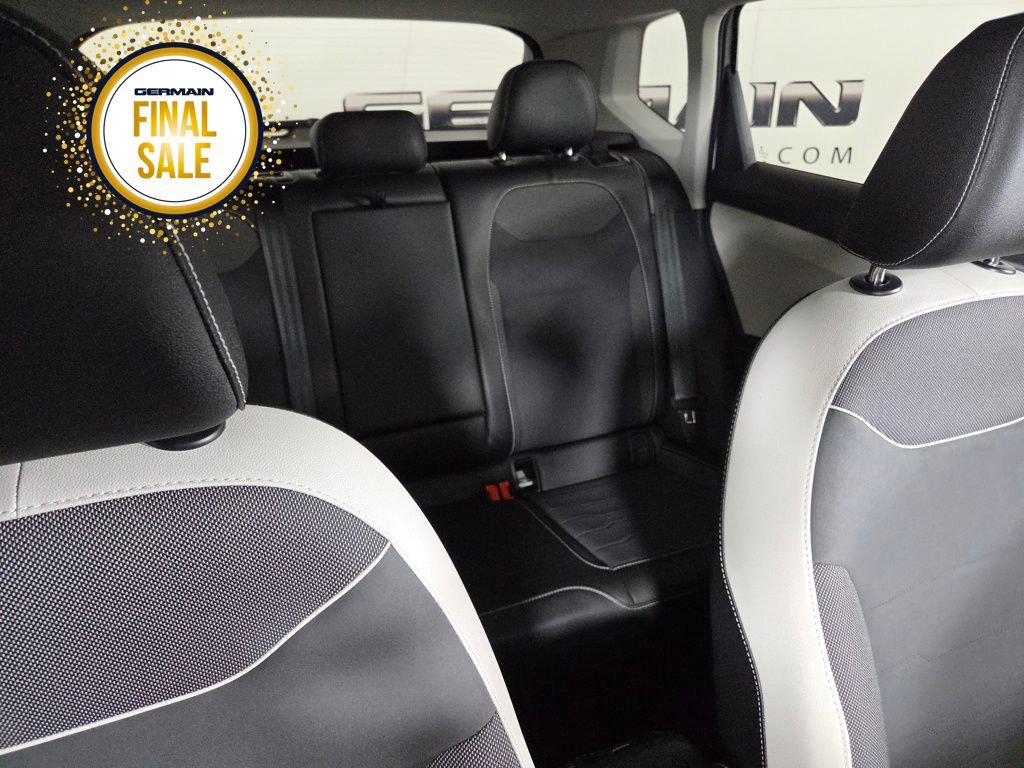 Certified 2025 Volkswagen Taos SE image 16