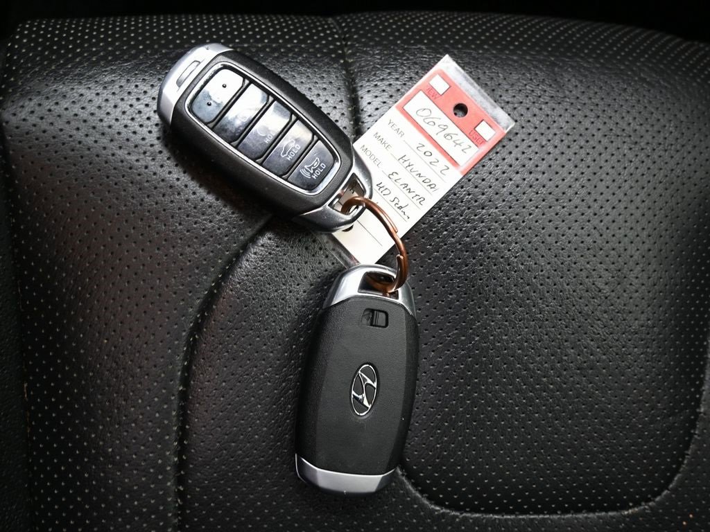 Used 2022 Hyundai Elantra Limited image 31