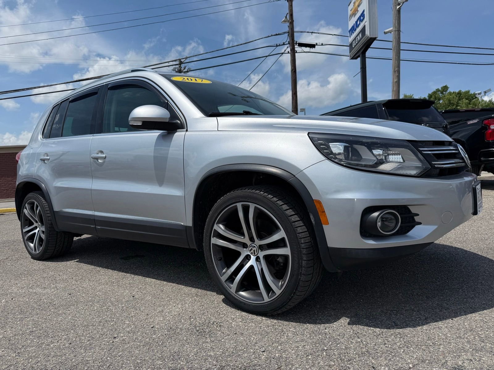 Used 2017 Volkswagen Tiguan SEL AWD/4WD image 10