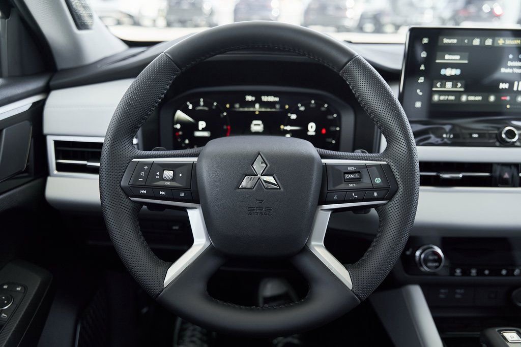 Used 2025 Mitsubishi Outlander SE FWD image 34
