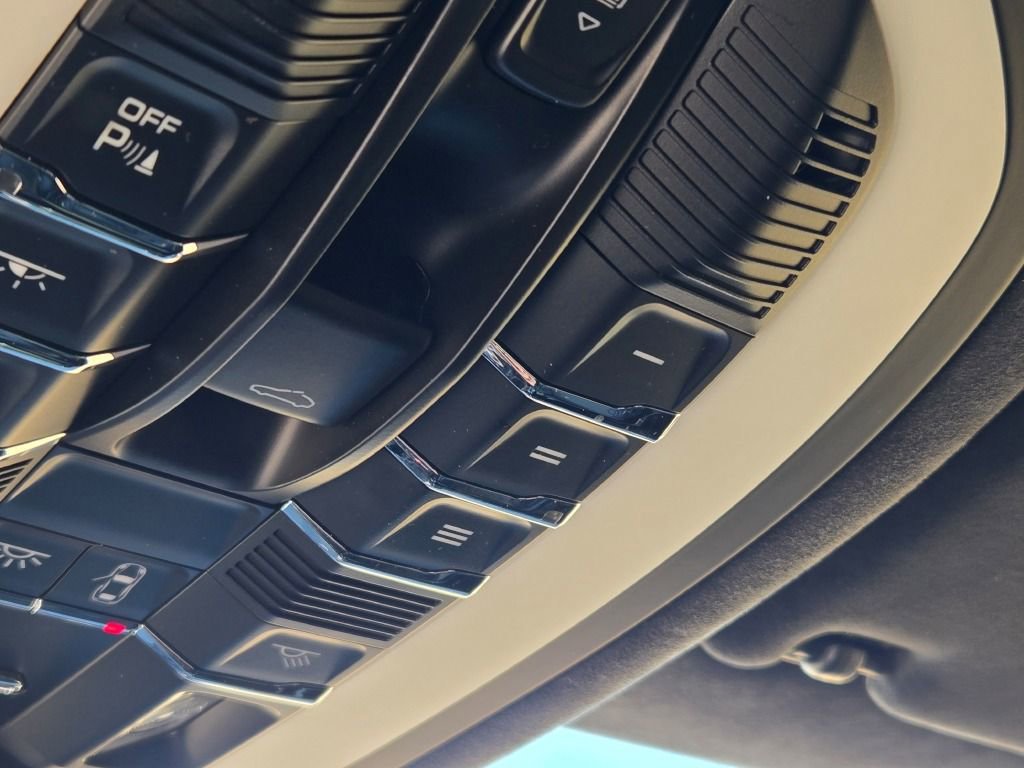 Used 2017 Porsche Macan Turbo image 28