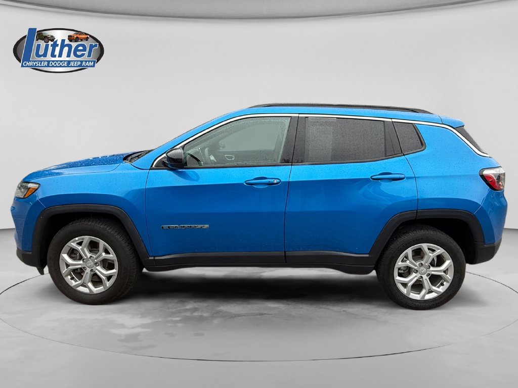 Used 2024 Jeep Compass Latitude AWD/4WD image 2