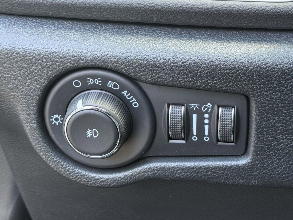 Used 2025 Chrysler Pacifica Select FWD image 24