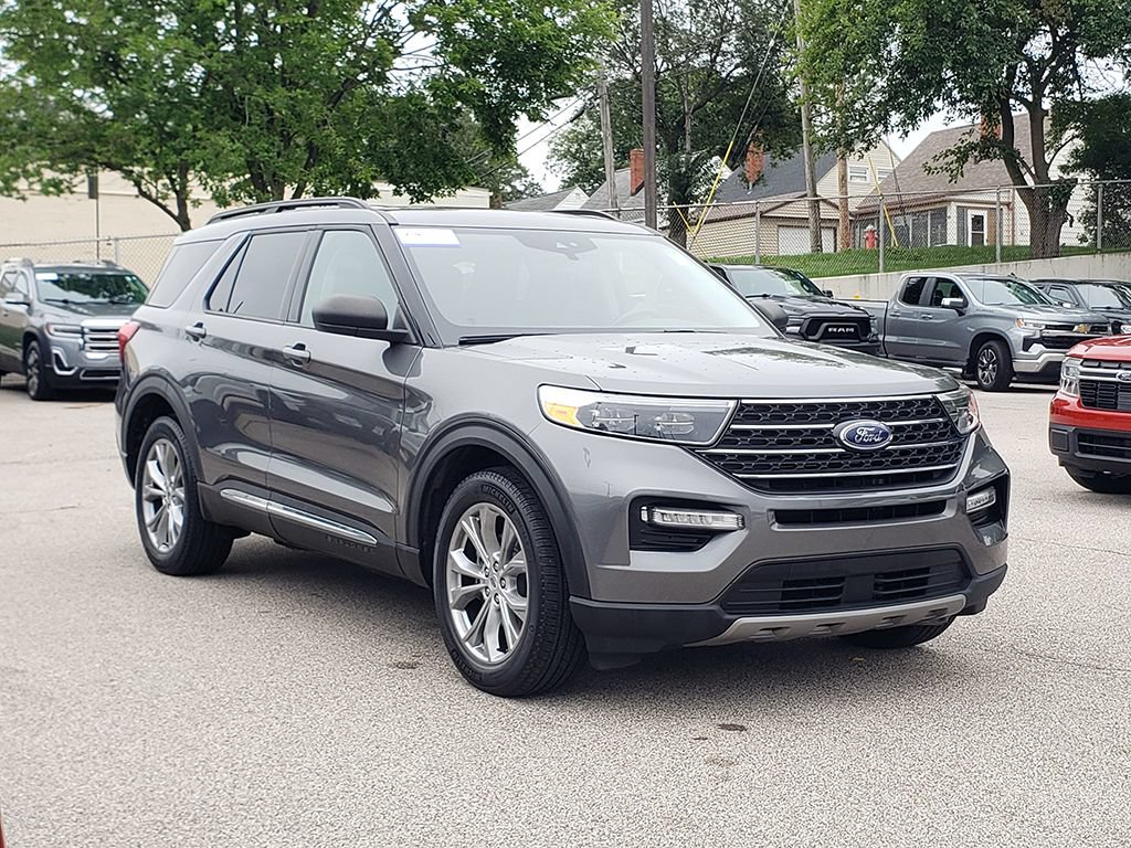 Certified 2023 Ford Explorer XLT w/ Equipment Group 202A AWD/4WD image 3