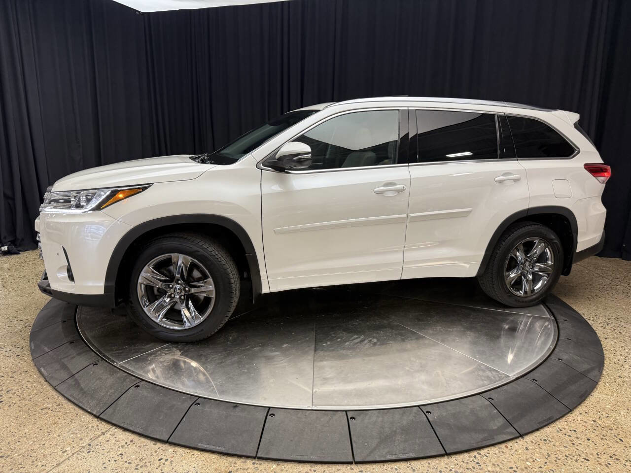 Used 2019 Toyota Highlander Limited Platinum AWD/4WD image 5
