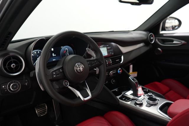 Used 2025 Alfa Romeo Giulia AWD image 16
