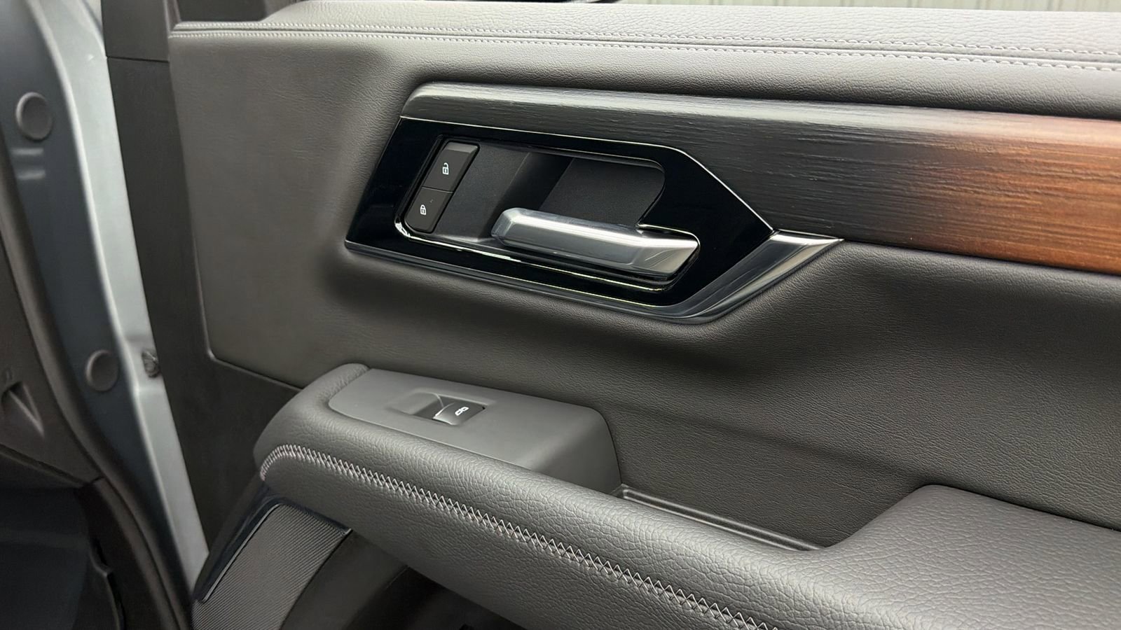 Used 2026 GMC Yukon Denali w/ Sun & Power Step Package AWD/4WD image 36