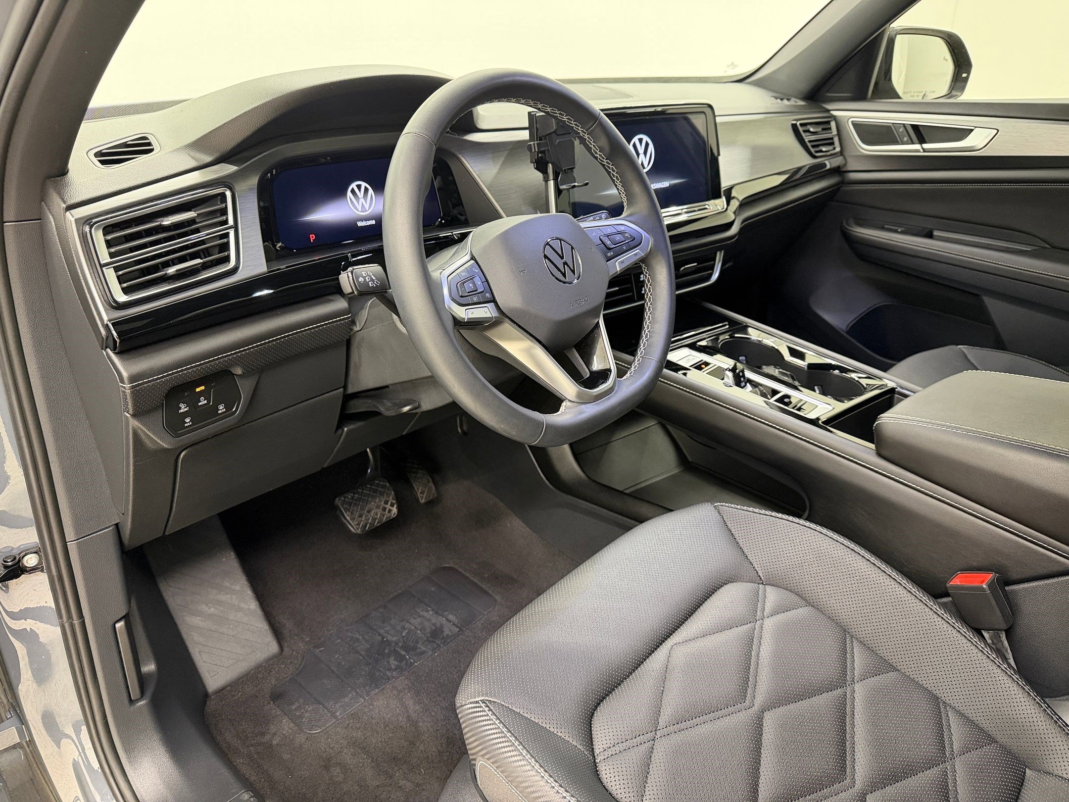 Used 2024 Volkswagen Atlas Cross Sport SE image 4