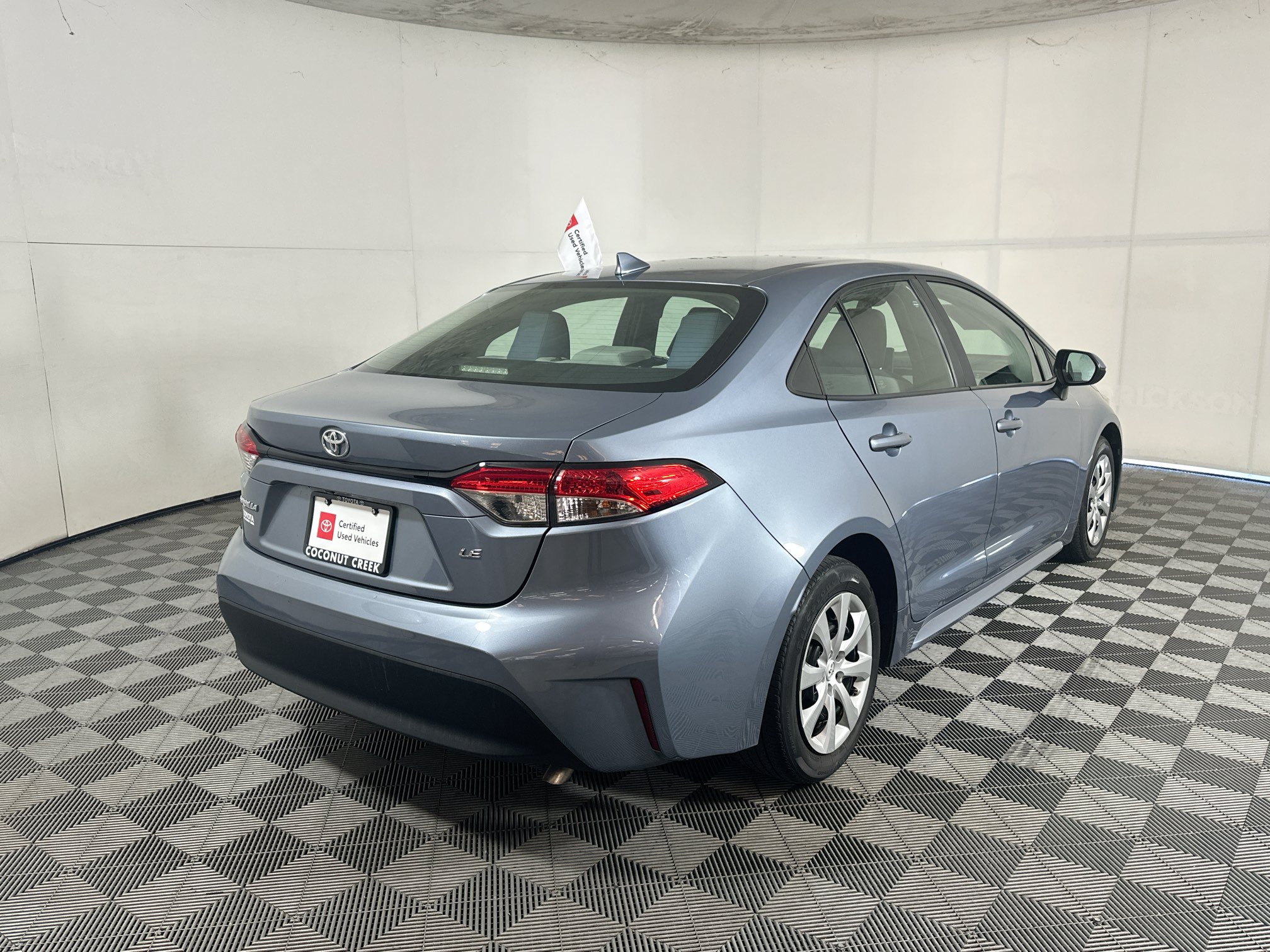 Used 2023 Toyota Corolla LE FWD image 3