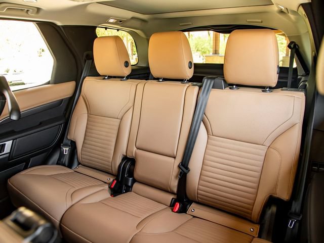 New 2025 Land Rover Discovery Metropolitan Edition AWD/4WD image 21