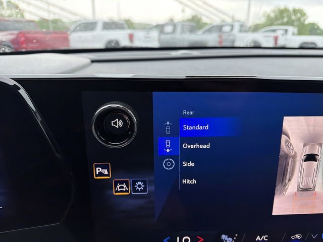 Used 2025 Chevrolet Traverse LT w/ Driver Confidence Package FWD image 17