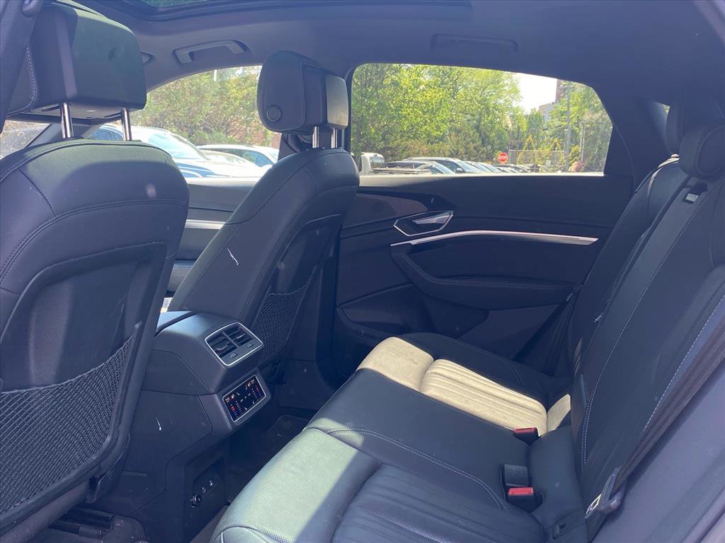 Used 2023 Audi e-tron Premium Plus w/ Premium Plus Package AWD/4WD image 17