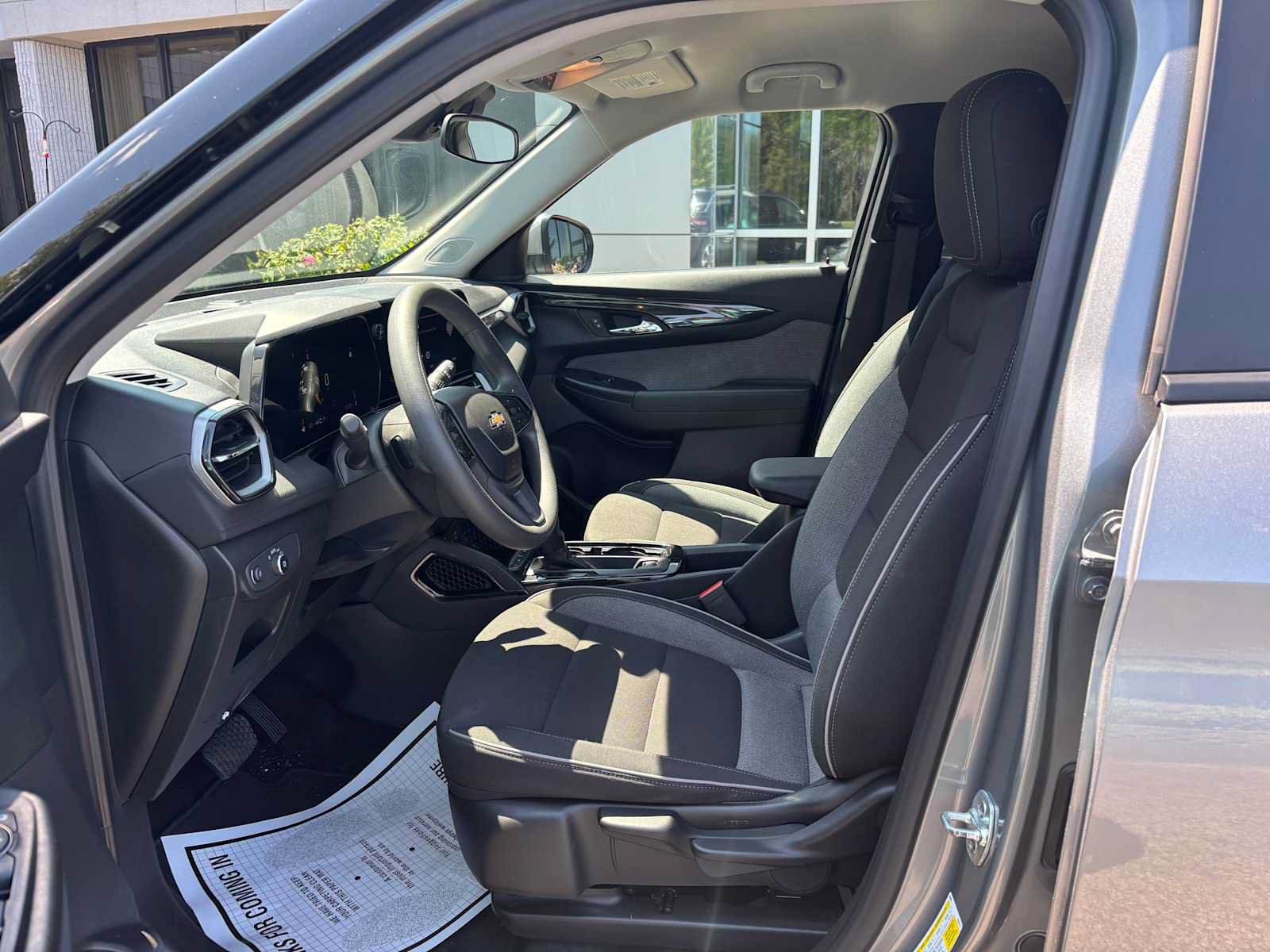 Used 2025 Chevrolet TrailBlazer LT AWD/4WD image 2