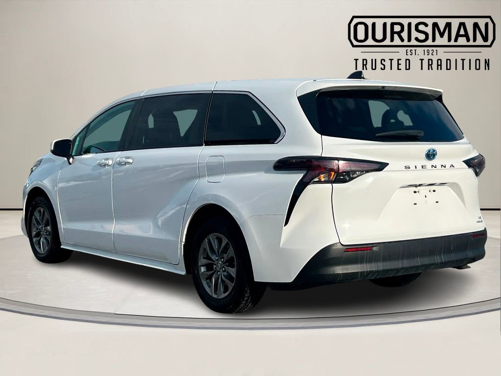 Used 2024 Toyota Sienna LE image 4