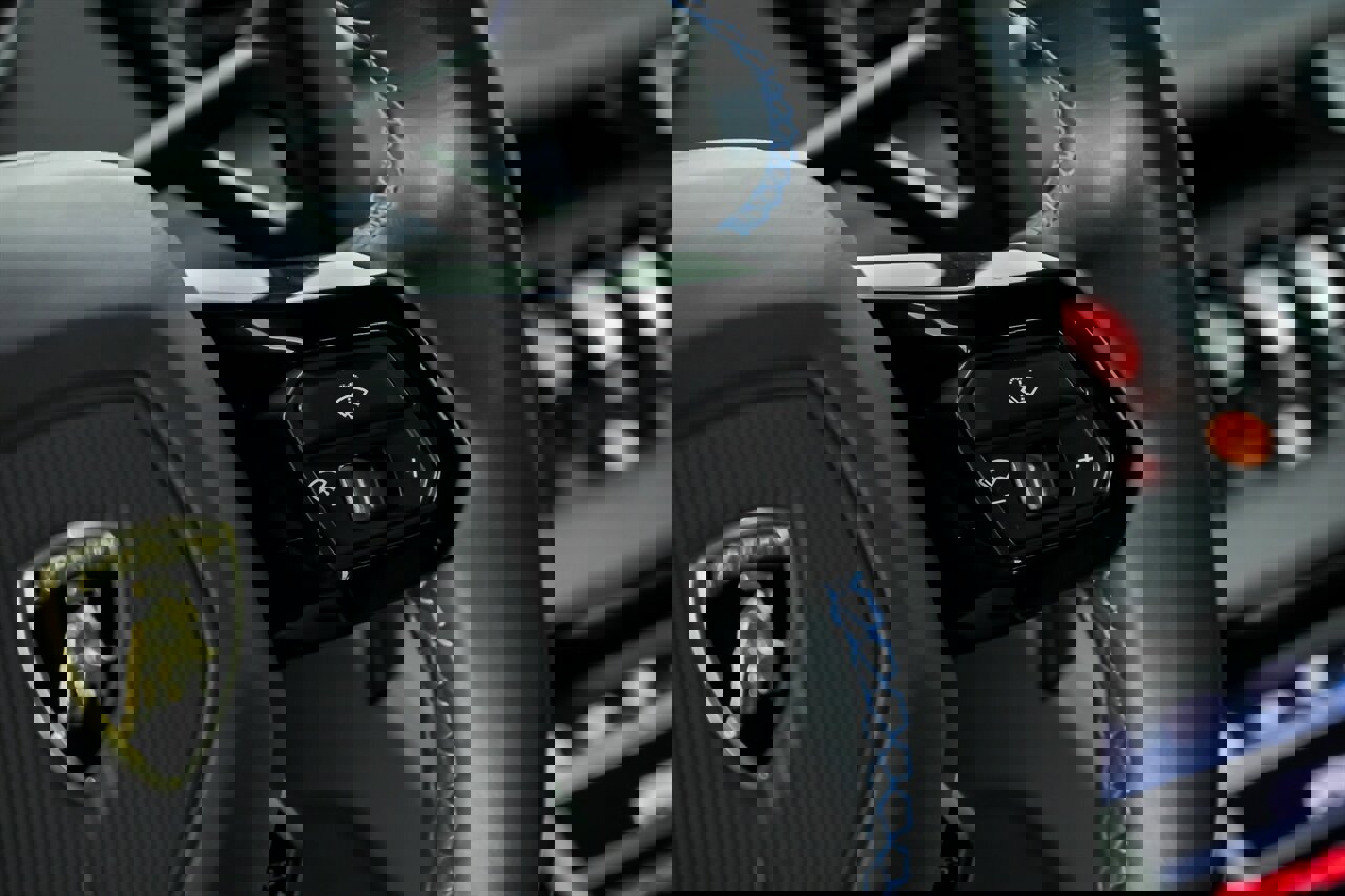 Used 2020 Lamborghini Huracan EVO image 31