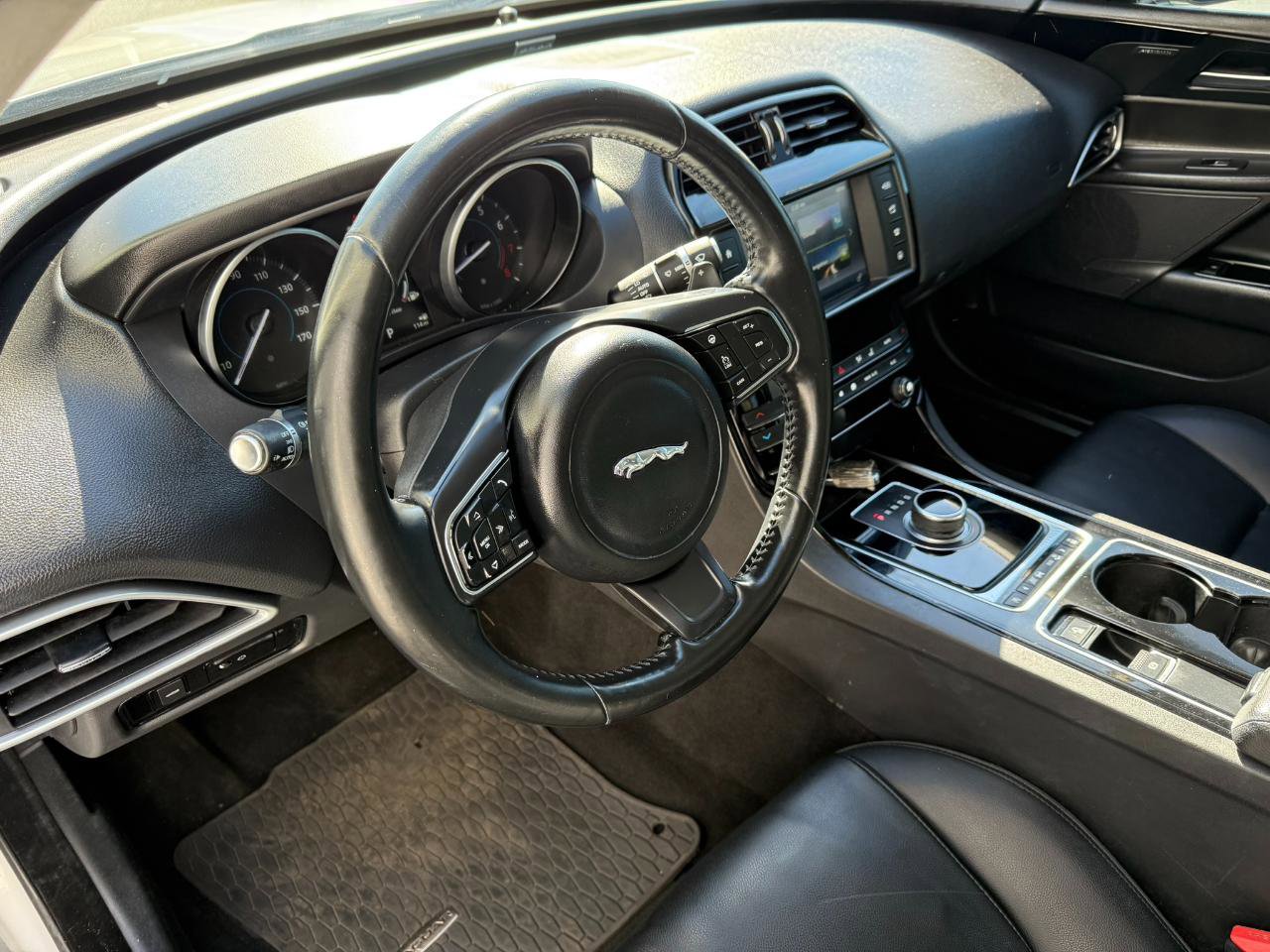 Used 2017 Jaguar XE Premium image 30