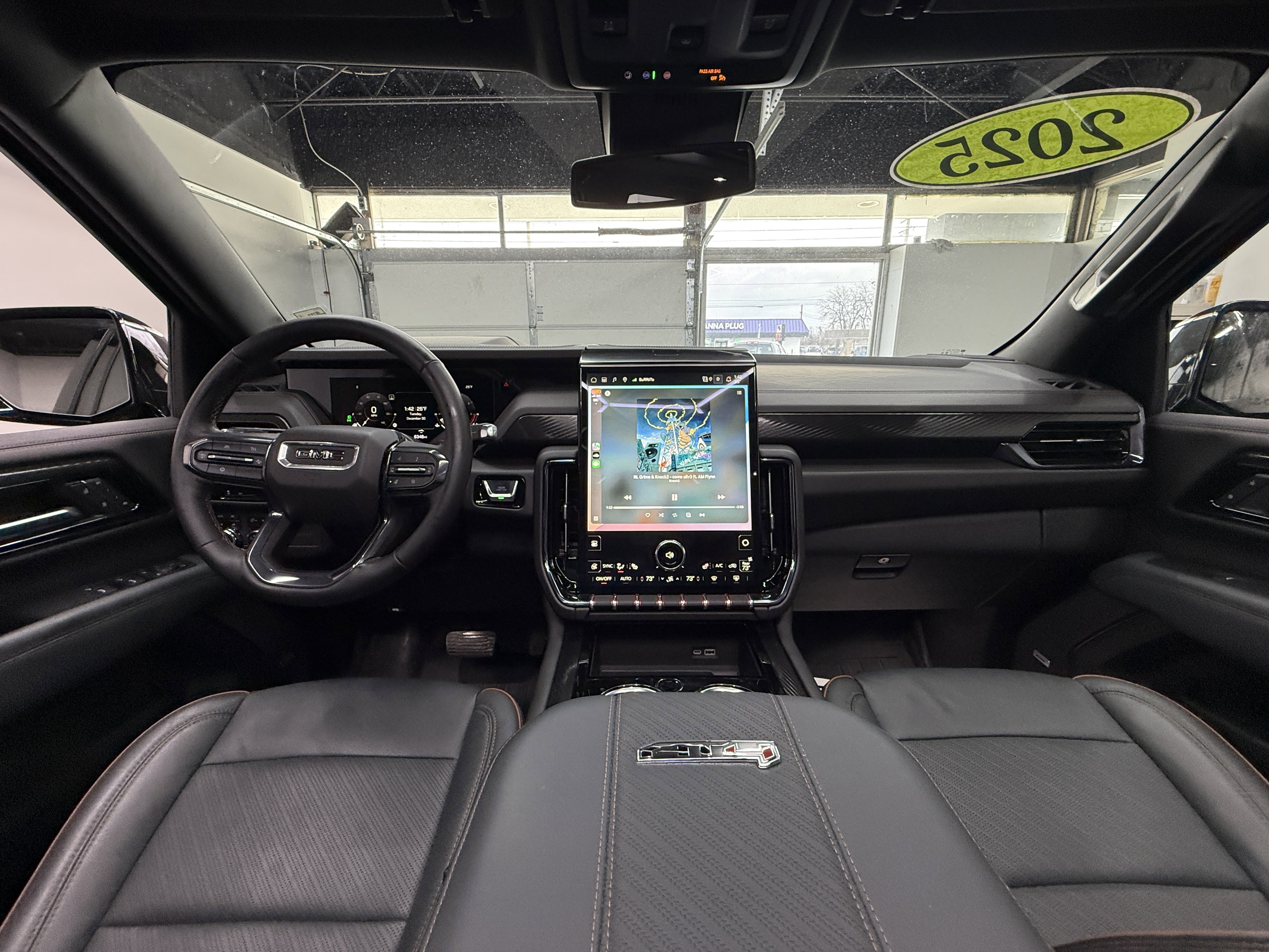 Used 2025 GMC Yukon XL AT4 image 14