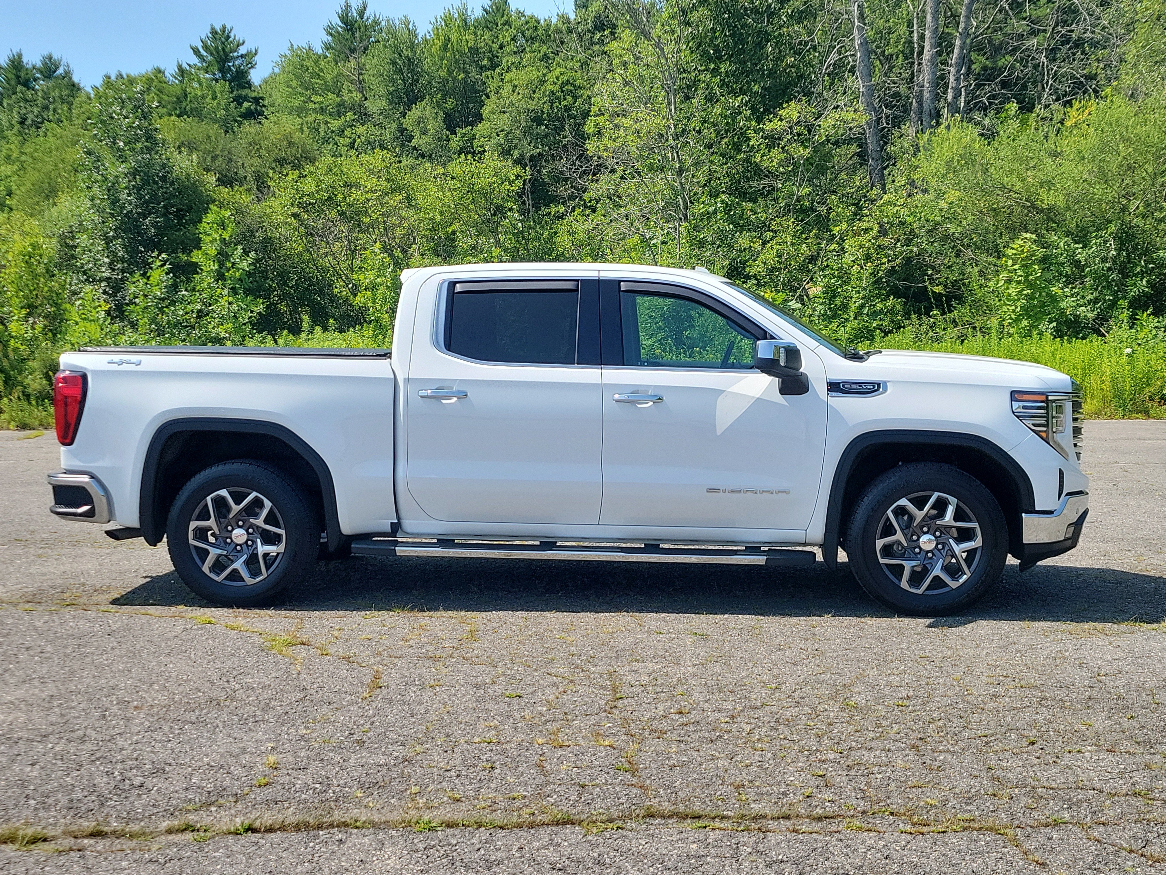 Used 2022 GMC Sierra 1500 SLT w/ SLT Premium Plus Package AWD/4WD image 4