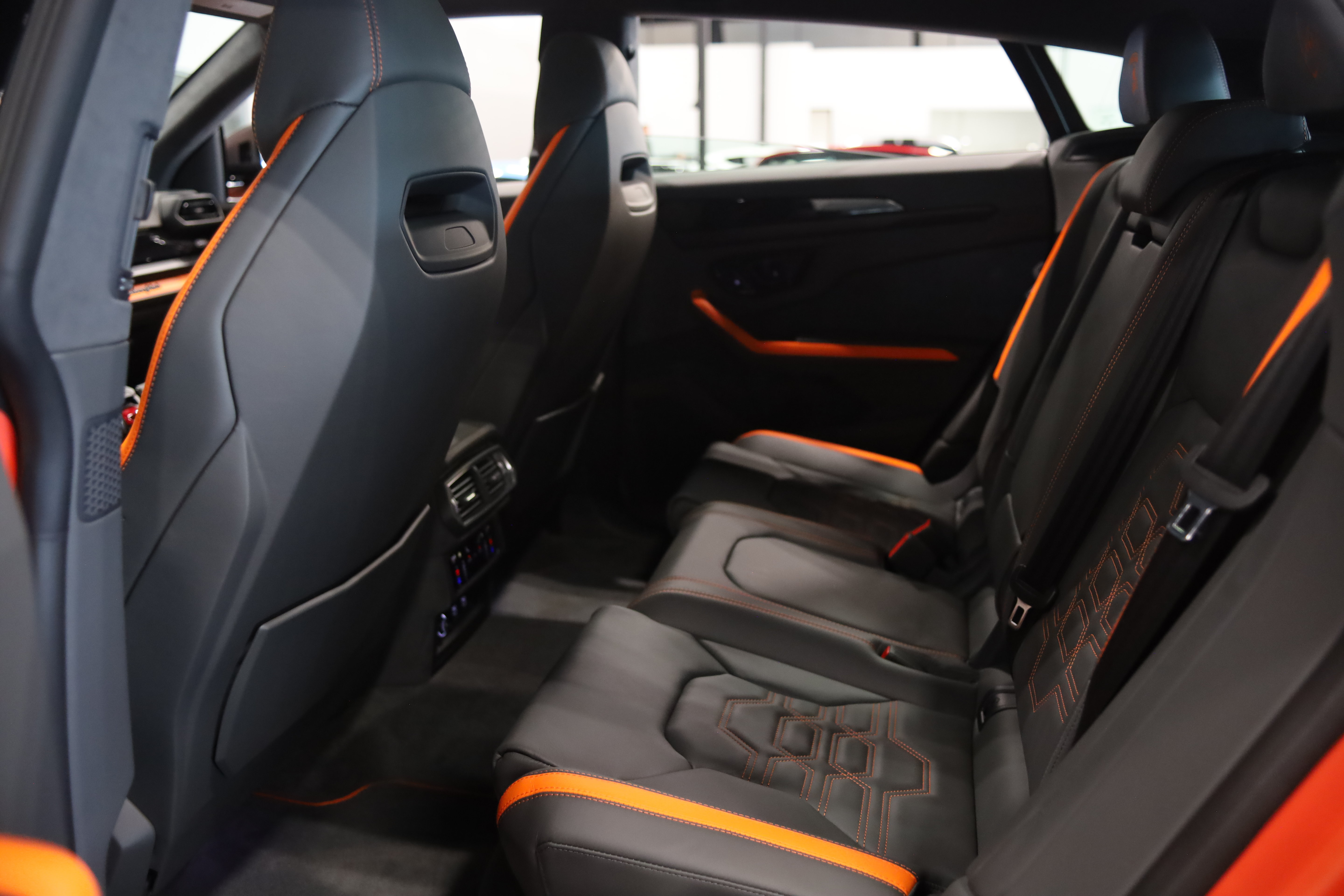 Used 2025 Lamborghini Urus SE AWD/4WD image 34
