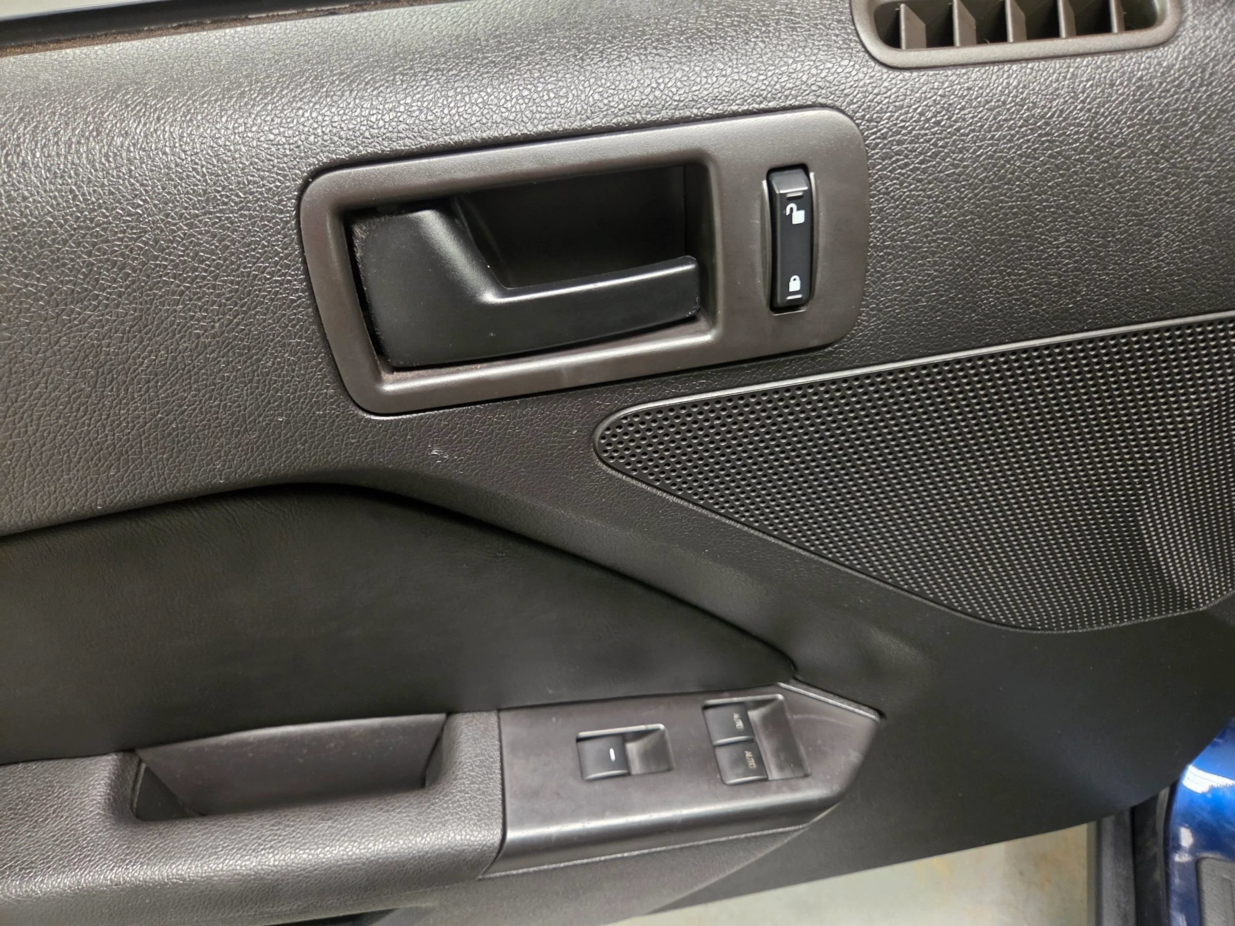 Used 2010 Ford Mustang Convertible RWD image 18